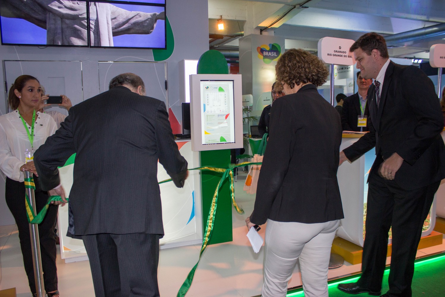Momento de la inauguración del stand de Brasil
