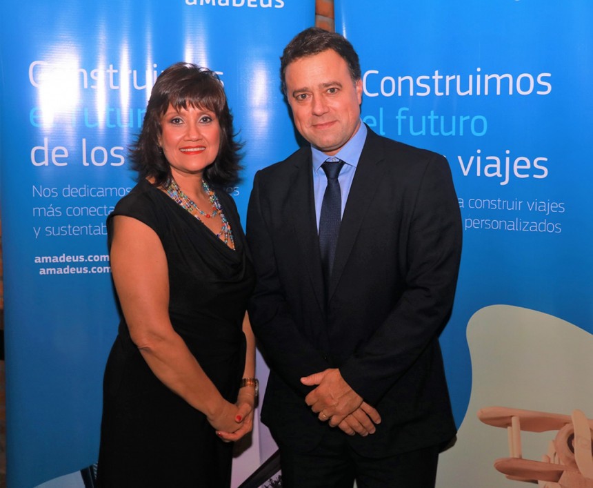 Johanna Izquierdo, Key Account Manager de Amadeus en Paraguay y Nicolás De Los Reyes, Country Leader de Amadeus Uruguay.