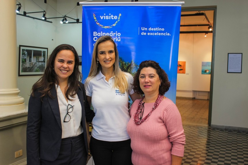 Ana Beatriz Serpa de Embratur, Ludiane de Oliveira de Balneario Camboriu y Cristina Santana de la Embajada del Brasil en Paraguay