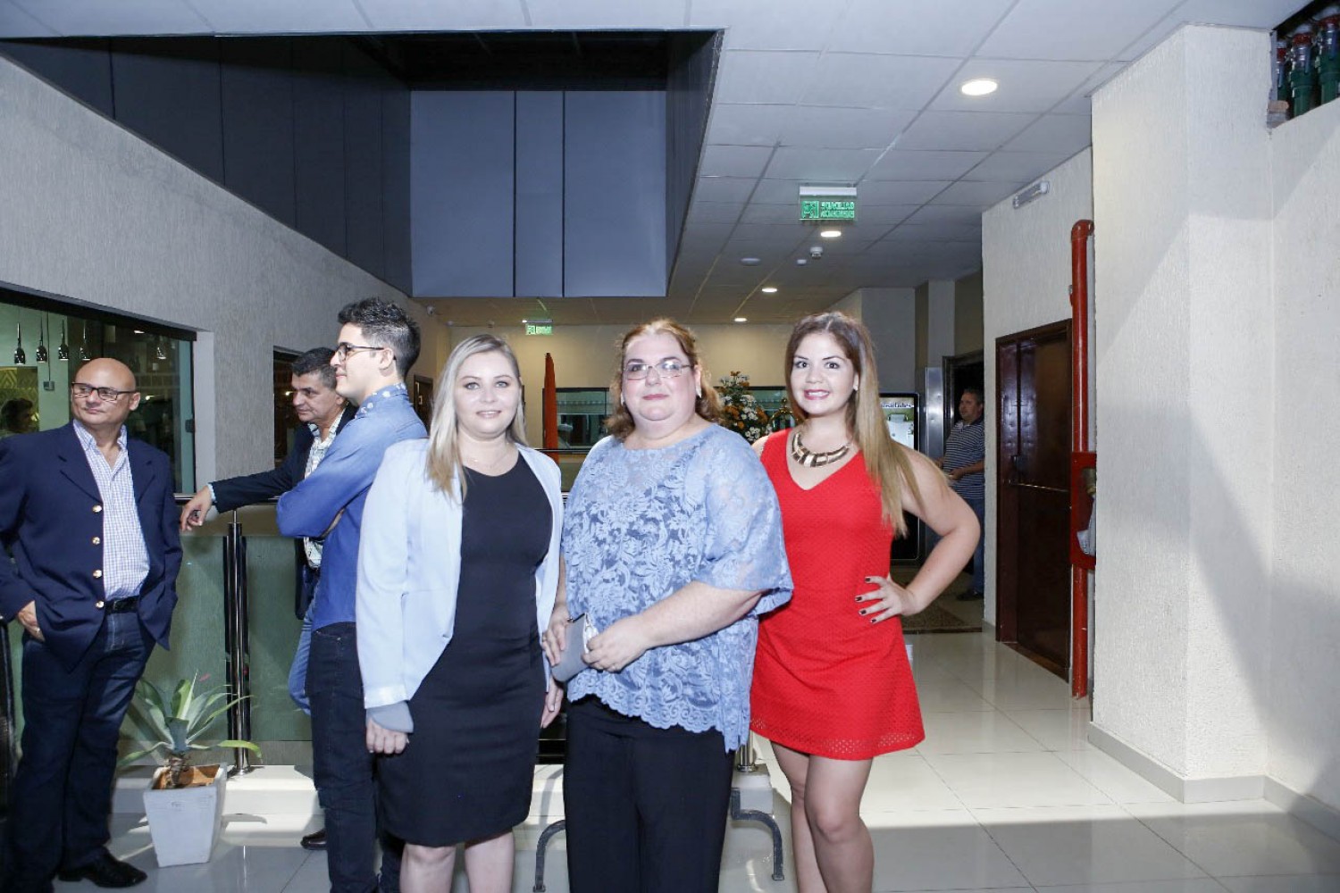 Rossana Fustagno con representantes del hotel
