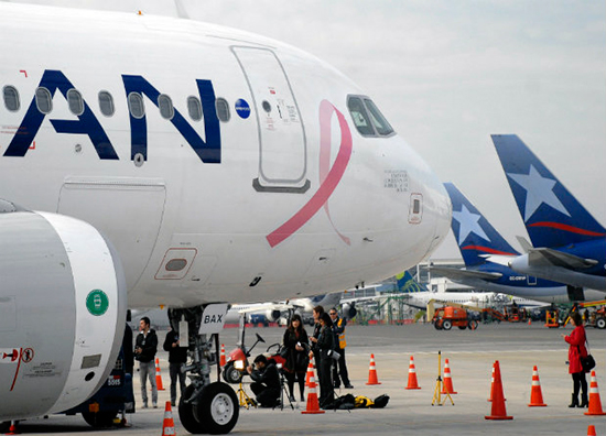 Aviones-de-LAN-incorporan-la-cinta-rosa-contra-el-cancer-de-mama.jpg