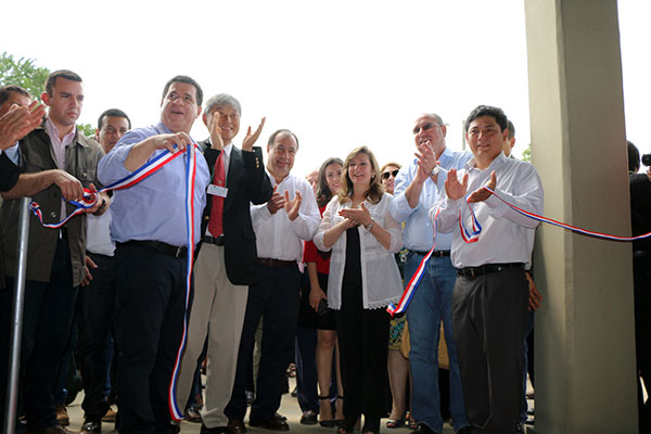 Marcela Bacigalupo y Horacio Cartes en la Inauguracion del centro de informacion turistica y recepcion de Yguazu