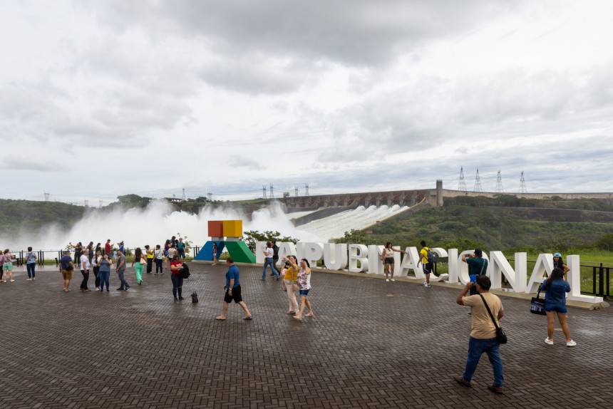 Por segundo domingo consecutivo, Itaipú abrió dos canales del vertedero