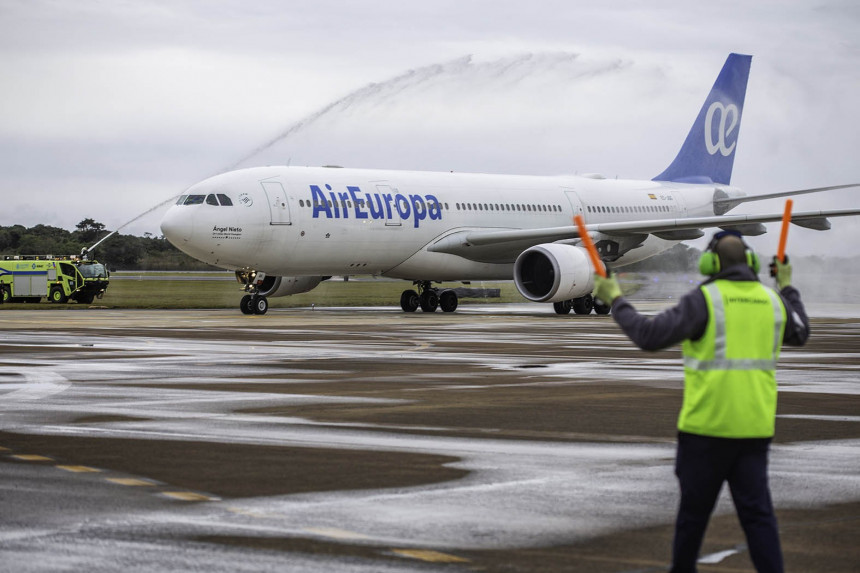 Avión de Air Europa llegando al Aeropuerto de Iguazú