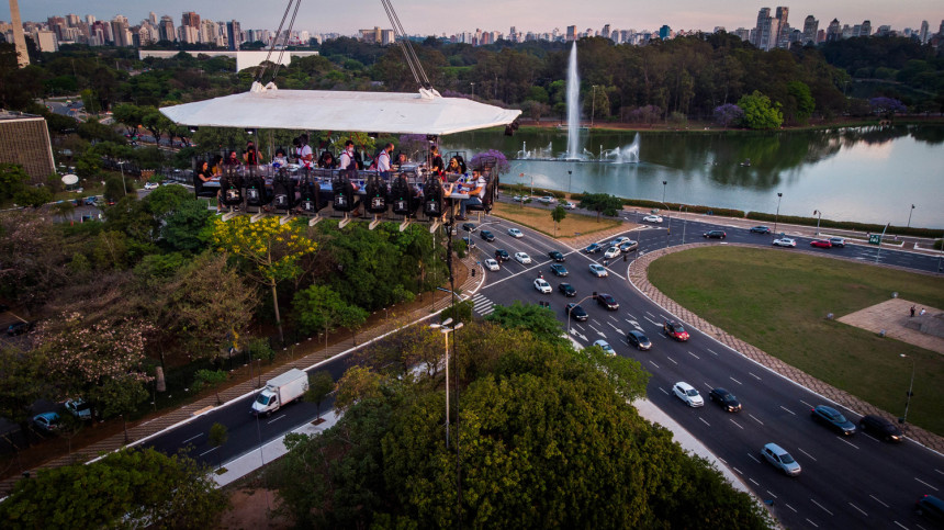 “Dinner in the Sky” ofrece una experiencia gastronómica inusitada en São Paulo