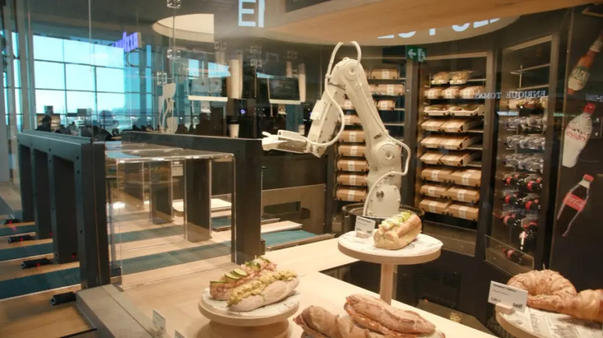 Self, el primer restaurante robotizado con inteligencia artificial del mundo en un aeropuerto