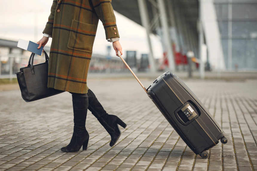 Aerolíneas low cost denunciadas en Europa por cobrar equipaje de mano