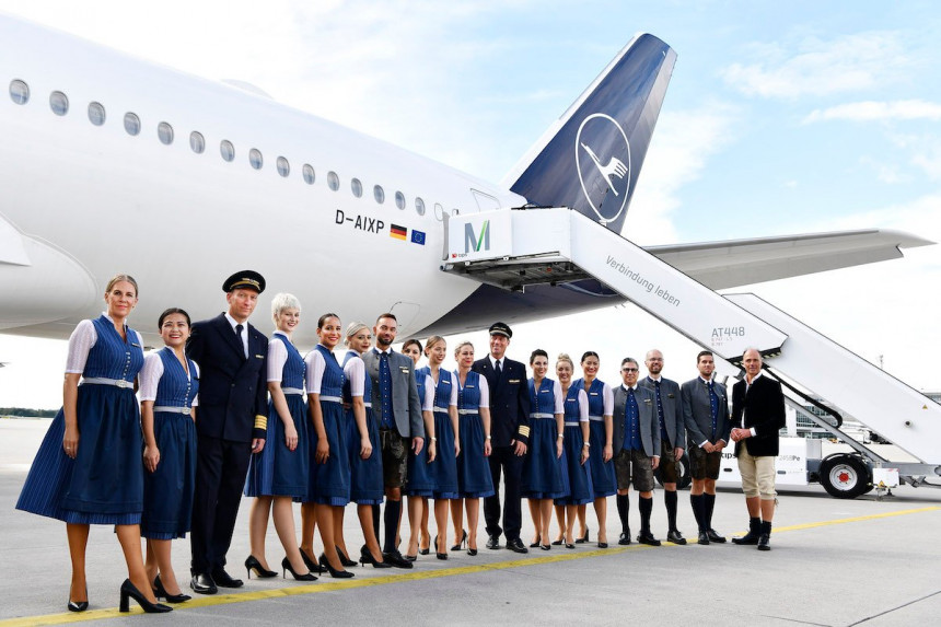 La tripulación de Lufthansa luce vestimenta alusiva al Oktoberfest 2022