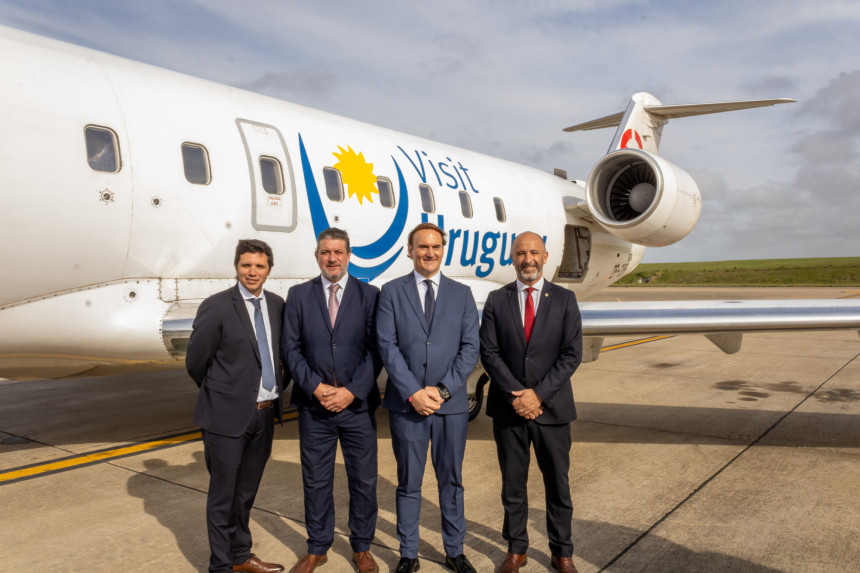  Matías Carluccio, gerente comercial de Aeropuertos Uruguay, Ignacio Curbelo, director general de secretaria del ministerio de turismo; Jaime Cassola, gerente general de Paranair y Eduardo Sanguinetti, ministro de Turismo                      