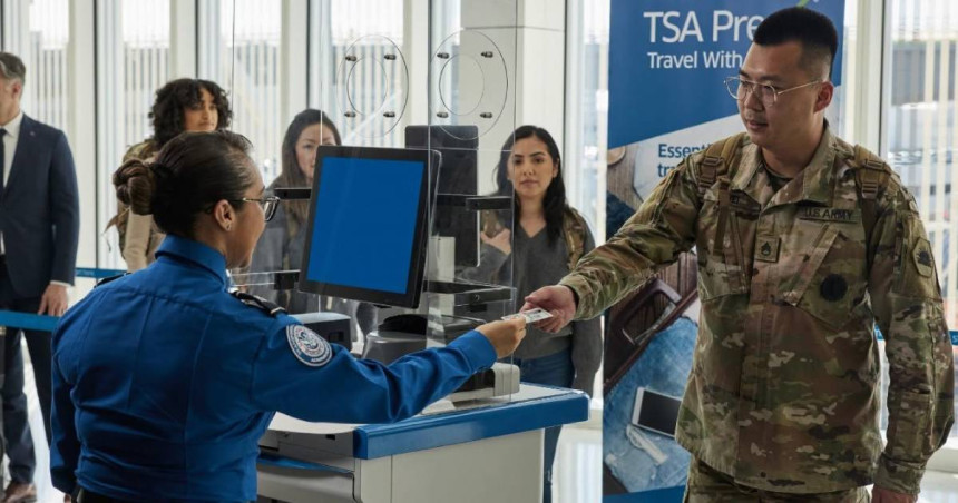 La TSA retira las sillas de los controles de seguridad de los aeropuertos de Estados Unidos