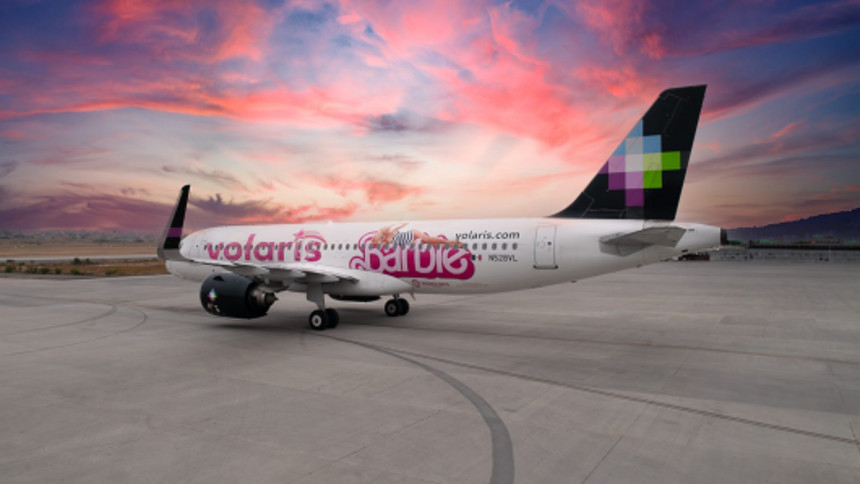 Barbie inspira pintura en avión de Volaris