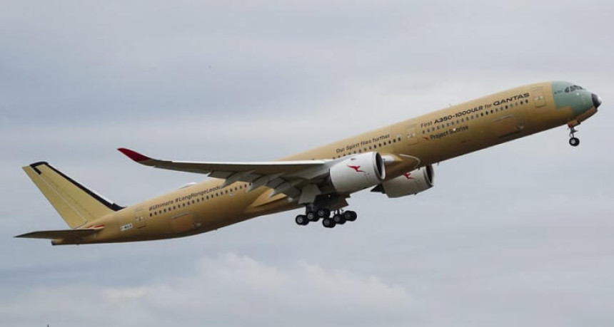 El avión A350-1000ULR, primero de los doce para  Qantas, realizó con éxito vuelo inaugural