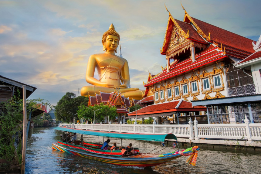 Tailandia evalúa implementar un seguro médico obligatorio para todos los visitantes