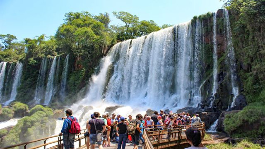 Las cataratas del Iguazú en el lado argentino fijan cupo máximo de 8.000 visitantes diarios