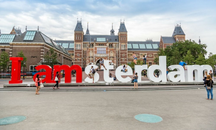 Frente al Rijksmuseum, en la capital de los Países Bajos, el letrero era un lugar donde todo turista se fotografiaba pero en el 2018 fue eliminado debido al turismo masivo