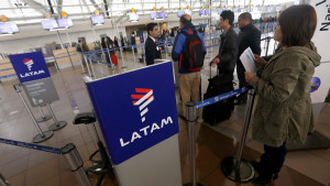 LATAM anuncia reducción de sueldos por tres meses