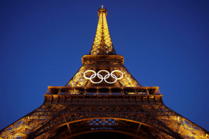 Principal atractivo de la ciudad de Paris ya luce decoración con aros olímpicos