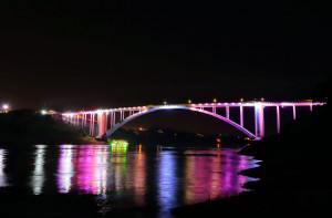 El Puente de la Amistad inaugura iluminación escénica 