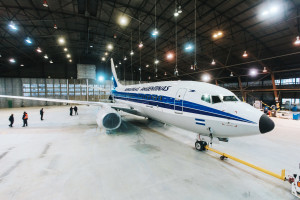 Aerolíneas Argentinas presentó su avión con diseño retro