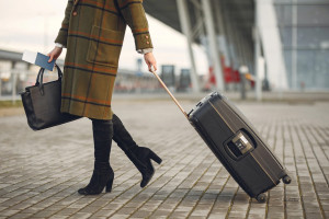 Aerolíneas low cost denunciadas en Europa por cobrar equipaje de mano
