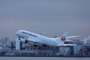 Japan Airlines fomenta que sus pasajeros no coman a bordo