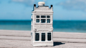 KLM celebró aniversario número 103 con una nueva casa en miniatura de porcelana 