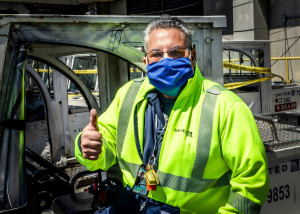 United convierte viejos uniformes en máscaras para empleados