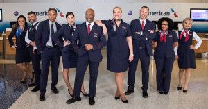 Asistentes de vuelo de American Airlines se alistan para un confrontamiento con la compañía 