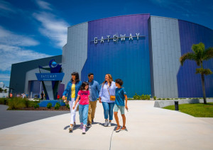 El Kennedy Space Center Visitor Complex ofrece tickets de ingreso para adultos a precios de niños