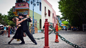 En Argentina, tradicionales casas de tango aplican dólar para turistas extranjeros